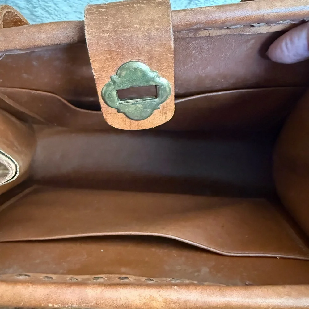 Vintage Tan Satchel / Hand bag with Floral Tooling and Gold-Toned Closure - Picture 6 of 11